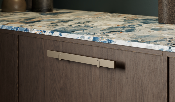 Reef handle from Furnipart, on brown dark kitchen cabinets.